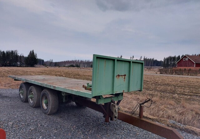JALKALAVAKÄRRY - 3-akselinen ILMA-ALUSTAINEN KÄRRY MONEEN KÄYTTÖÖN - Mezőgazdasági platós pótkocsi: 1 kép. JALKALAVAKÄRRY - 3-akselinen ILMA-ALUSTAINEN KÄRRY MONEEN KÄYTTÖÖN - Mezőgazdasági platós pótkocsi: 1 kép.