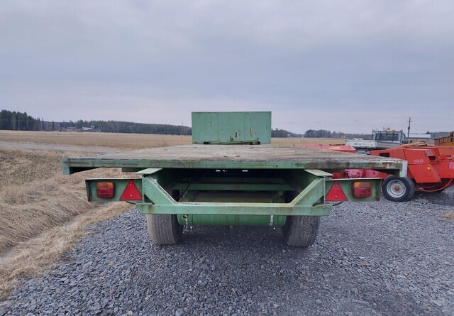 JALKALAVAKÄRRY - 3-akselinen ILMA-ALUSTAINEN KÄRRY MONEEN KÄYTTÖÖN - Mezőgazdasági platós pótkocsi: 4 kép. JALKALAVAKÄRRY - 3-akselinen ILMA-ALUSTAINEN KÄRRY MONEEN KÄYTTÖÖN - Mezőgazdasági platós pótkocsi: 4 kép.