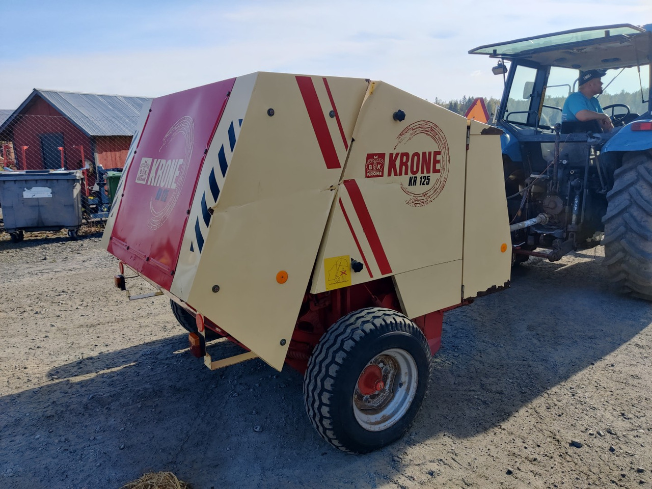KRONE KR 125 - Bálázó: 3 kép. KRONE KR 125 - Bálázó: 3 kép.