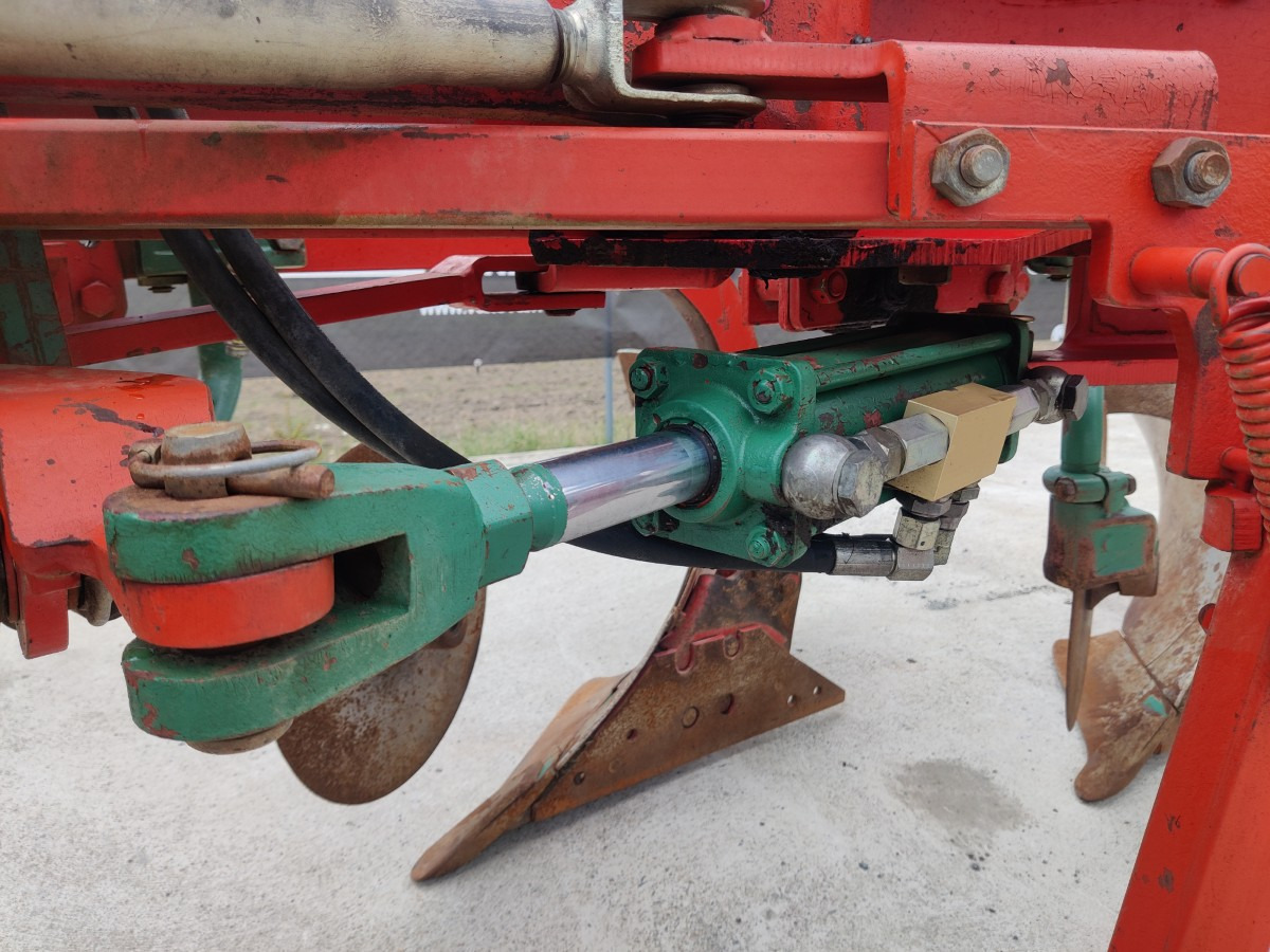 KVERNELAND AB85 4-siipinen sarka-aura - Eke: 3 kép. KVERNELAND AB85 4-siipinen sarka-aura - Eke: 3 kép.