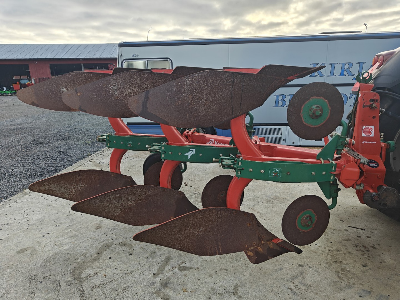 KVERNELAND E 160-8 - 3-siipinen paluuaura - Eke: 4 kép. KVERNELAND E 160-8 - 3-siipinen paluuaura - Eke: 4 kép.