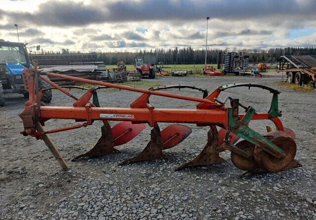 Kverneland A8 sarka-aura 4-siipinen - Eke: 4 kép. Kverneland A8 sarka-aura 4-siipinen - Eke: 4 kép.