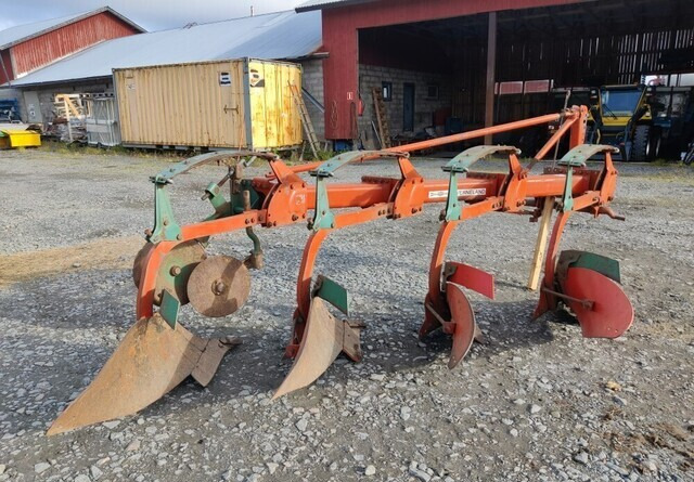 Kverneland A8 sarka-aura 4-siipinen - Eke: 1 kép. Kverneland A8 sarka-aura 4-siipinen - Eke: 1 kép.