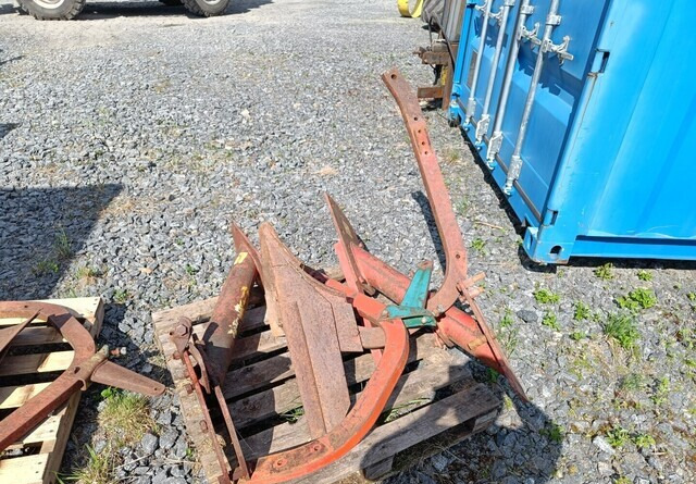 Kverneland Putkirunkoisen auran varaosia - Eke: 4 kép. Kverneland Putkirunkoisen auran varaosia - Eke: 4 kép.