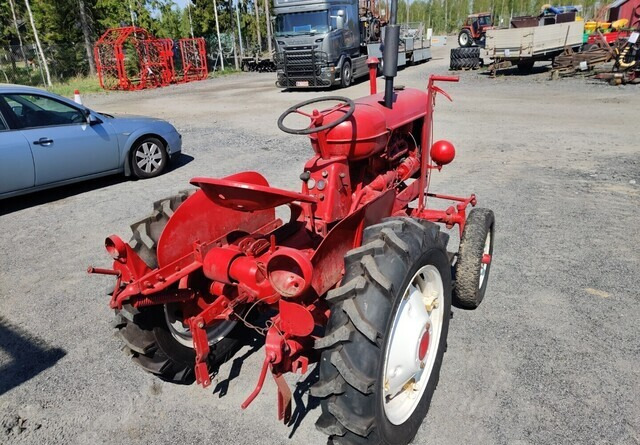 Massey Harris Traktori - bensiini - Traktor: 5 kép. Massey Harris Traktori - bensiini - Traktor: 5 kép.