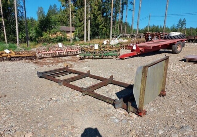 Metsäkärryn alusta 8 pankoinen pituus 400cm - Erdészeti pótkocsi: 3 kép. Metsäkärryn alusta 8 pankoinen pituus 400cm - Erdészeti pótkocsi: 3 kép.