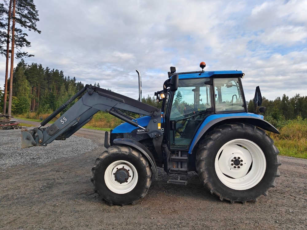 New Holland TS100, ES vaihteisto, ilmastointi, etukuormaaja Ålö Q55, katso video! - Traktor: 2 kép. New Holland TS100, ES vaihteisto, ilmastointi, etukuormaaja Ålö Q55, katso video! - Traktor: 2 kép.