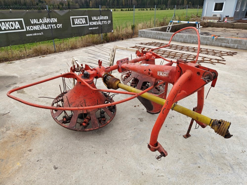 Pyöröharavapöyhin Fahr KU25 karhottimilla Ratasvetoinen harvinainen kone, katso video! - Szénaforgató: 2 kép. Pyöröharavapöyhin Fahr KU25 karhottimilla Ratasvetoinen harvinainen kone, katso video! - Szénaforgató: 2 kép.