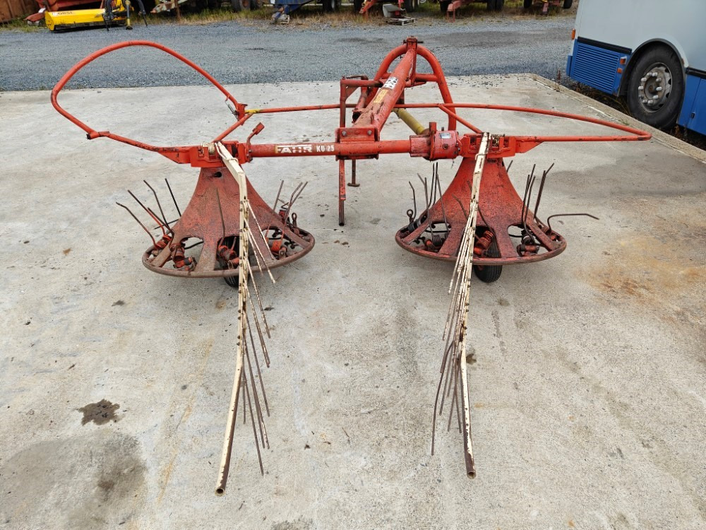 Pyöröharavapöyhin Fahr KU25 karhottimilla Ratasvetoinen harvinainen kone, katso video! - Szénaforgató: 4 kép. Pyöröharavapöyhin Fahr KU25 karhottimilla Ratasvetoinen harvinainen kone, katso video! - Szénaforgató: 4 kép.