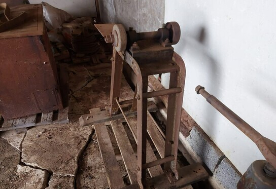 Smirkeli - ilman moottoria - Fémmegmunkáló gép: 2 kép. Smirkeli - ilman moottoria - Fémmegmunkáló gép: 2 kép.