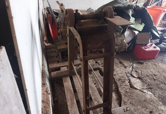 Smirkeli - ilman moottoria - Fémmegmunkáló gép: 5 kép. Smirkeli - ilman moottoria - Fémmegmunkáló gép: 5 kép.