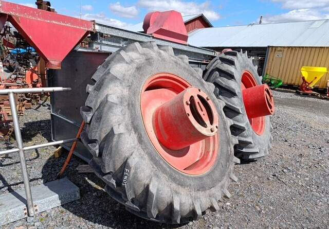 Taurus Paripyörät 18.4R38 todella hyväkuntoiset Fendt Farmer 312LSA sopivat - Komplett kerék - Mezőgazdasági gépek: 3 kép. Taurus Paripyörät 18.4R38 todella hyväkuntoiset Fendt Farmer 312LSA sopivat - Komplett kerék - Mezőgazdasági gépek: 3 kép.