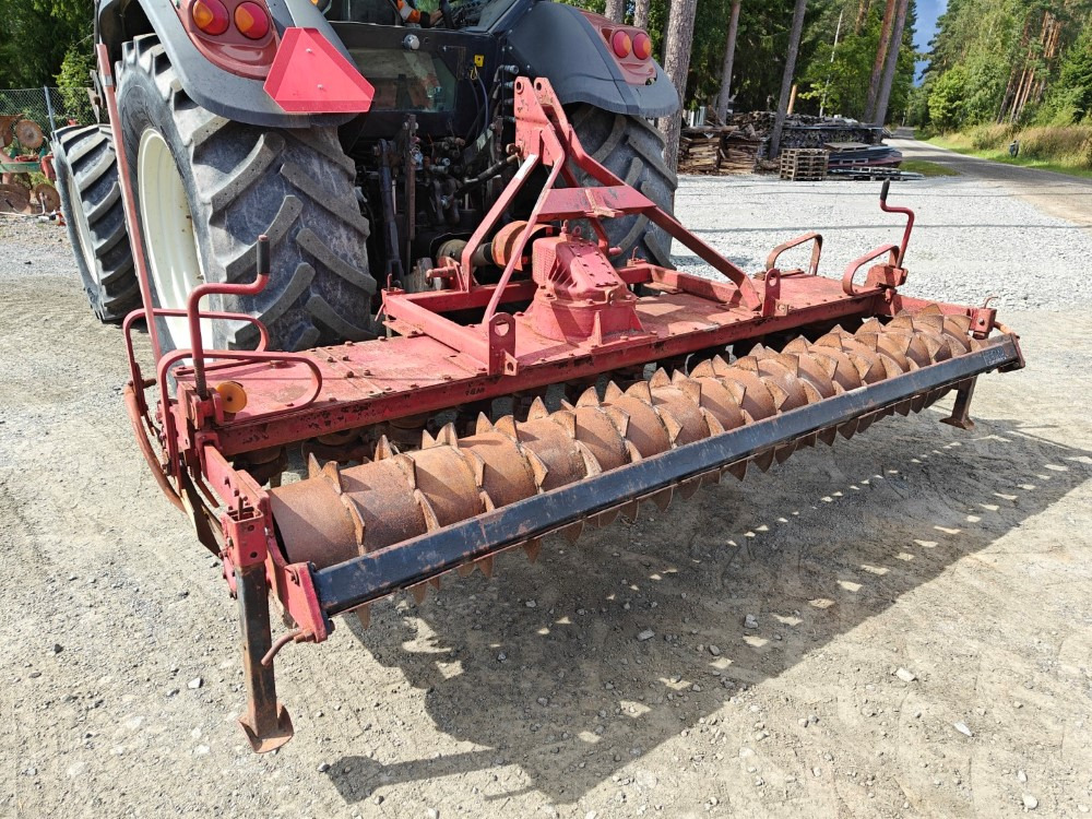 Tempo 300cm vaakatasojyrsin haineväpakkerilla, katso video! - Forgóborona: 1 kép. Tempo 300cm vaakatasojyrsin haineväpakkerilla, katso video! - Forgóborona: 1 kép.