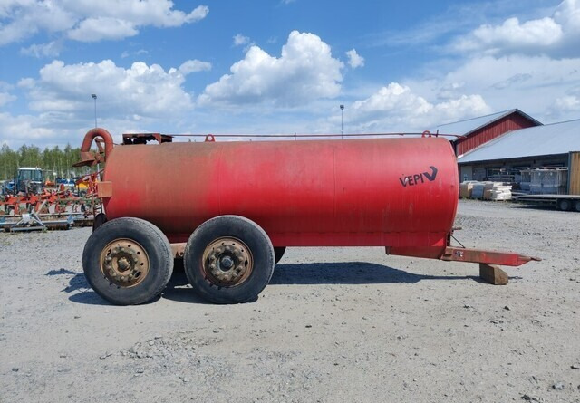 Vepi Lietevaunu telialustalla - Szippantó tartálykocsi: 2 kép. Vepi Lietevaunu telialustalla - Szippantó tartálykocsi: 2 kép.