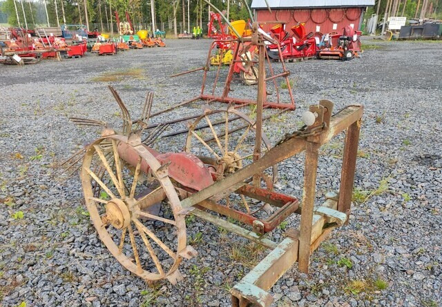 Wärtsilä Peko - perunannostokone - Burgonyakombájn: 1 kép. Wärtsilä Peko - perunannostokone - Burgonyakombájn: 1 kép.