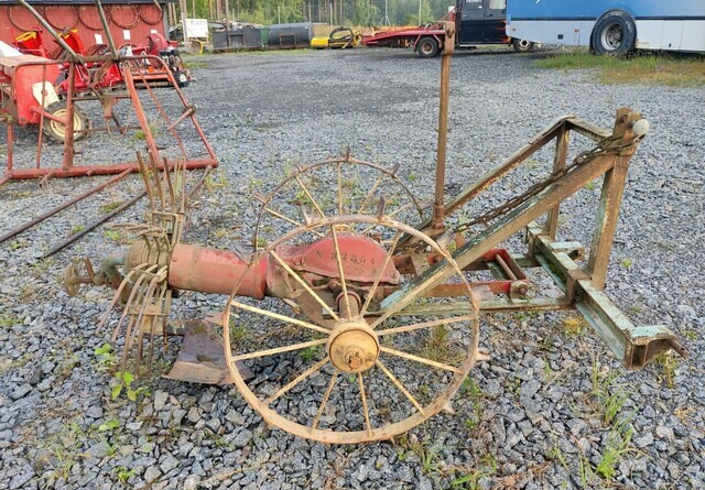 Wärtsilä Peko - perunannostokone - Burgonyakombájn: 2 kép. Wärtsilä Peko - perunannostokone - Burgonyakombájn: 2 kép.