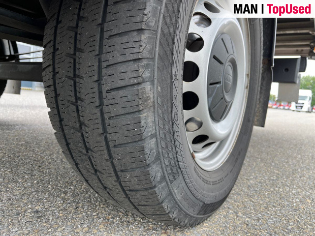 MAN TGE 3.180 4X2F SB Euro6 Klima ZV - Ponyvás kisteherautó: 3 kép. MAN TGE 3.180 4X2F SB Euro6 Klima ZV - Ponyvás kisteherautó: 3 kép.