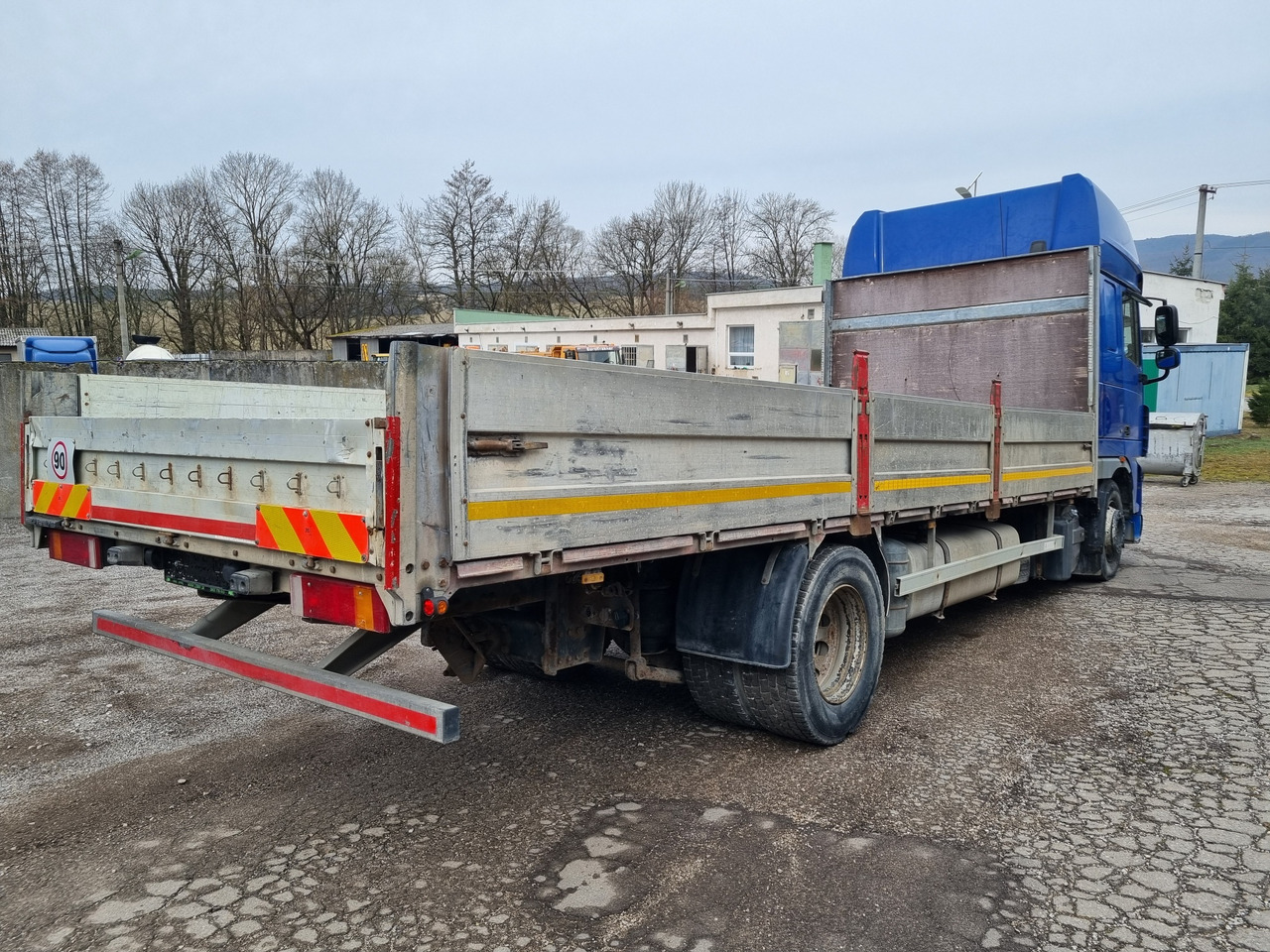 DAF XF 105.410 LD 4x2 EURO5 automat - Platós teherautó: 4 kép. DAF XF 105.410 LD 4x2 EURO5 automat - Platós teherautó: 4 kép.