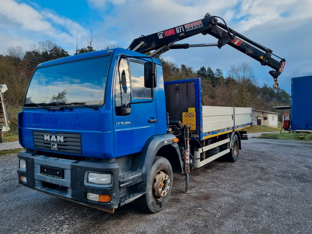 MAN M2000 15.225 + HR HIAB 071 - Darus autó, Platós teherautó: 1 kép. MAN M2000 15.225 + HR HIAB 071 - Darus autó, Platós teherautó: 1 kép.