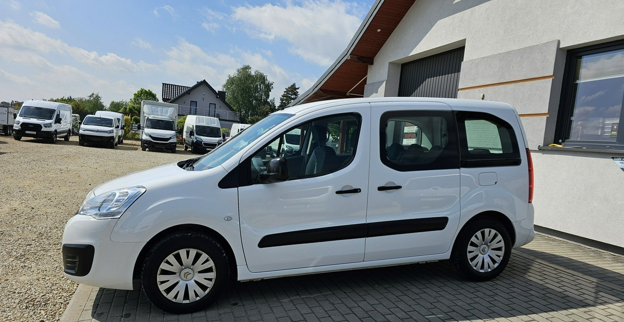 Peugeot Partner II 5 -osobowy - Autó: 5 kép. Peugeot Partner II 5 -osobowy - Autó: 5 kép.
