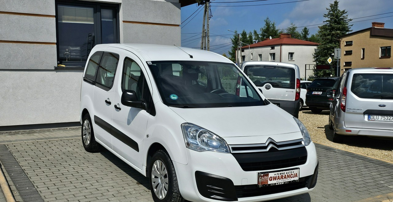 Peugeot Partner II 5 -osobowy - Autó: 2 kép. Peugeot Partner II 5 -osobowy - Autó: 2 kép.
