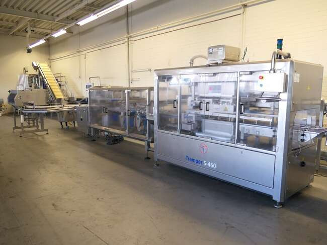 Tramper filling- and traysealing line GMD99-2 - Csomagológép: 2 kép. Tramper filling- and traysealing line GMD99-2 - Csomagológép: 2 kép.