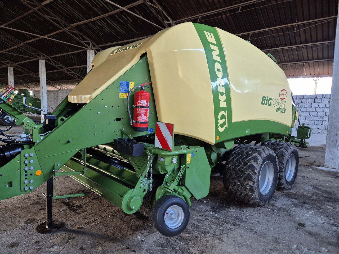 Krone 1290 HDP XC - Kocka bálázó: 1 kép. Krone 1290 HDP XC - Kocka bálázó: 1 kép.