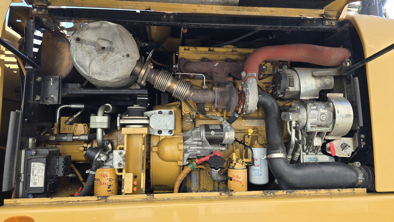 CATERPILLAR M313D - Gumikerekes kotró: 5 kép. CATERPILLAR M313D - Gumikerekes kotró: 5 kép.