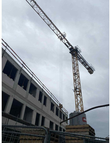 Liebherr 71EC-B5 cabin/radio stering - Toronydaru: 3 kép. Liebherr 71EC-B5 cabin/radio stering - Toronydaru: 3 kép.