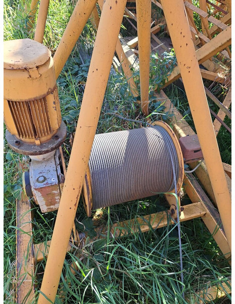 Liebherr 90LD - Toronydaru: 3 kép. Liebherr 90LD - Toronydaru: 3 kép.