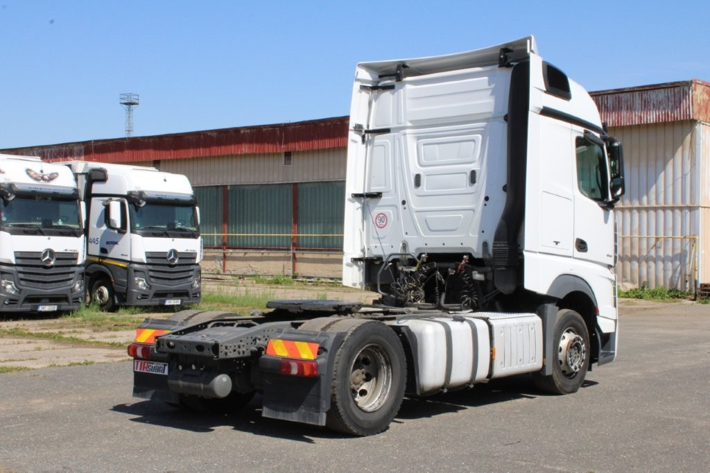 Mercedes-Benz ACTROS 1845 - Nyergesvontató: 3 kép. Mercedes-Benz ACTROS 1845 - Nyergesvontató: 3 kép.