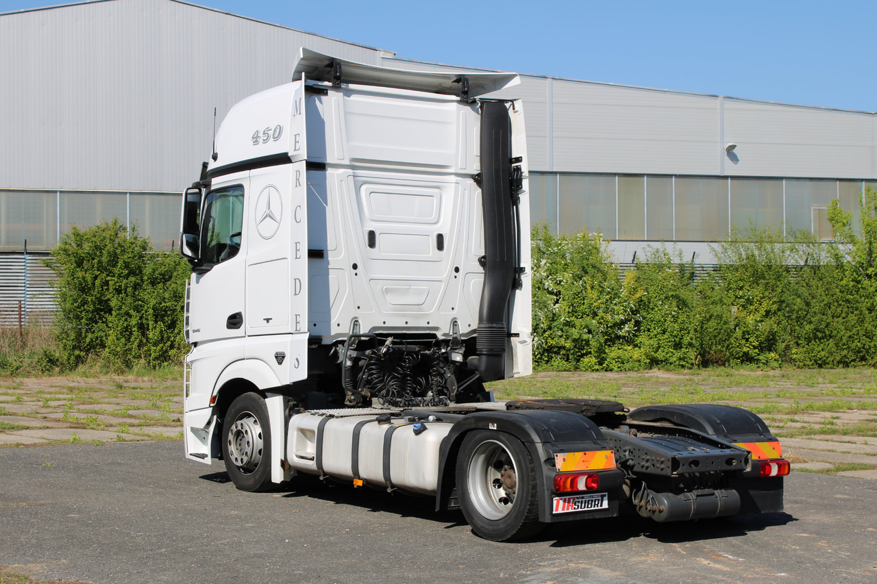 Mercedes-Benz Actros 1845 - Nyergesvontató: 3 kép. Mercedes-Benz Actros 1845 - Nyergesvontató: 3 kép.