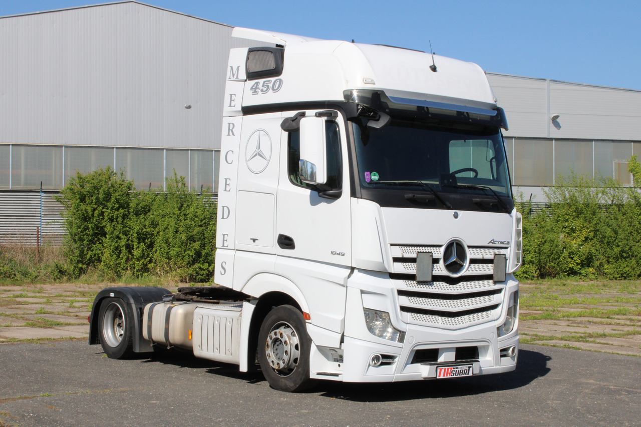 Mercedes-Benz Actros 1845 - Nyergesvontató: 1 kép. Mercedes-Benz Actros 1845 - Nyergesvontató: 1 kép.