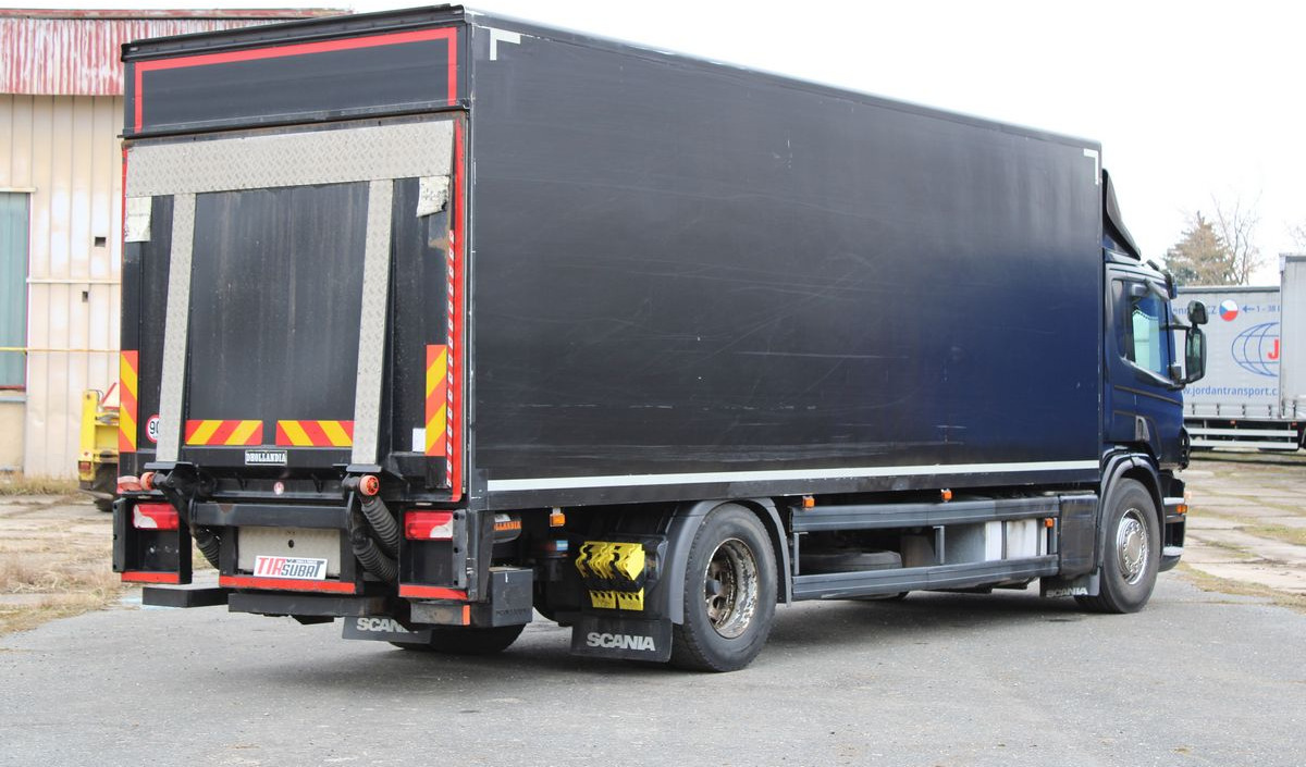 Scania P230 - Dobozos felépítményű teherautó: 3 kép. Scania P230 - Dobozos felépítményű teherautó: 3 kép.