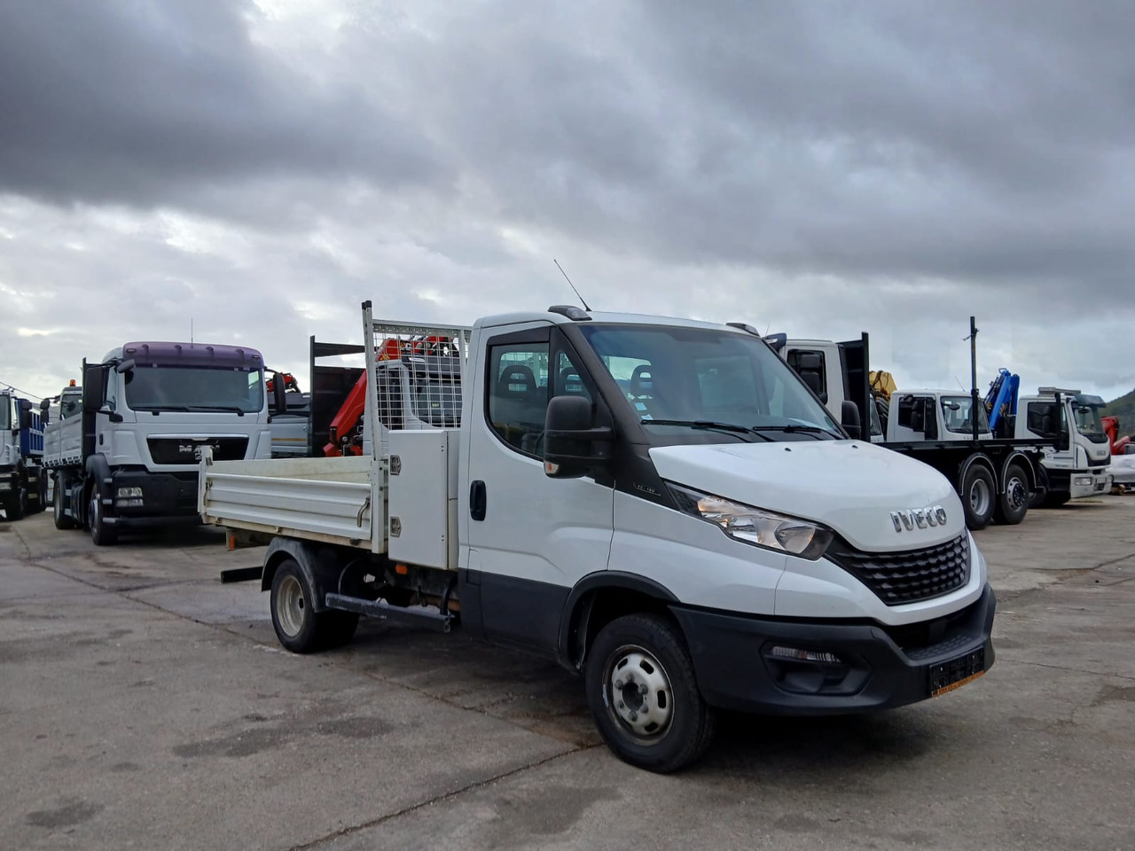 IVECO DAILY 35-120 - Darus autó: 1 kép. IVECO DAILY 35-120 - Darus autó: 1 kép.