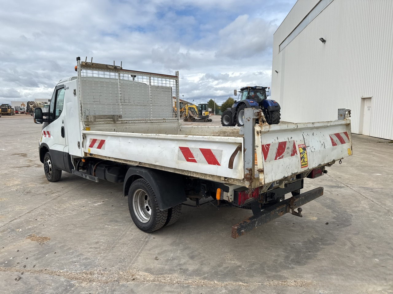 IVECO DAILY 35-150 - Billenőplatós kisteherautó: 3 kép. IVECO DAILY 35-150 - Billenőplatós kisteherautó: 3 kép.