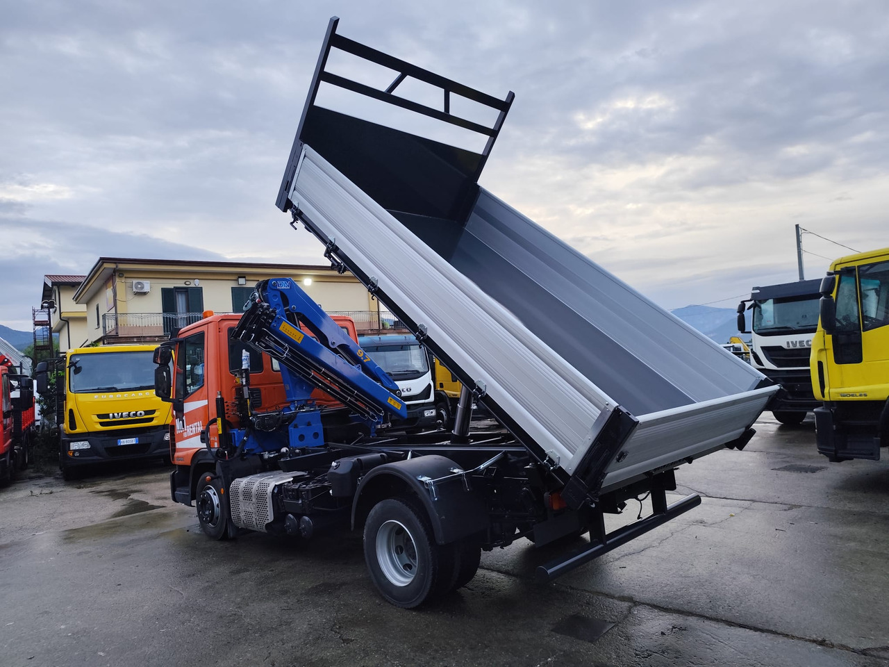 IVECO EUROCARGO 120-90L - Darus autó, Billenőplatós teherautó: 3 kép. IVECO EUROCARGO 120-90L - Darus autó, Billenőplatós teherautó: 3 kép.