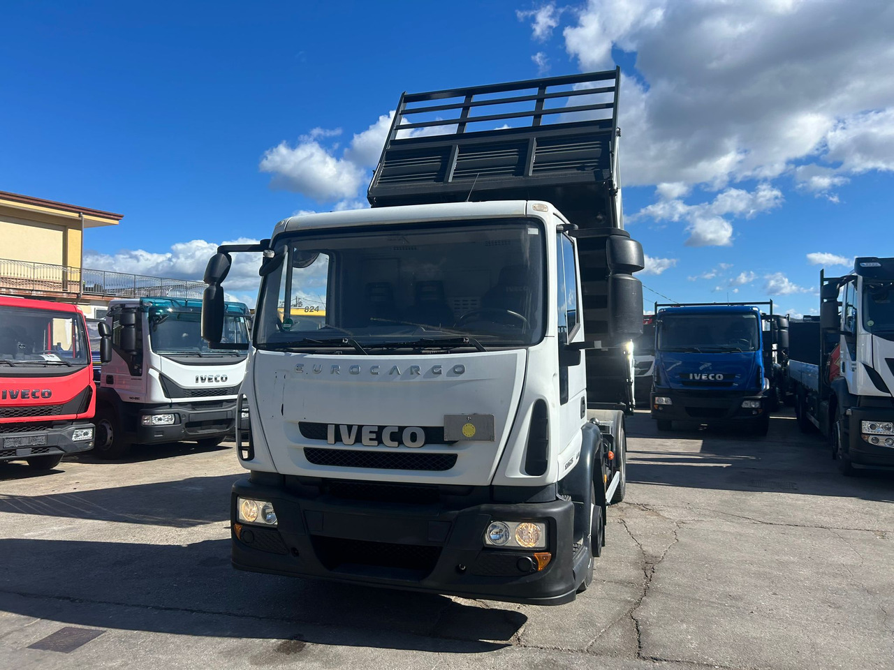 IVECO EUROCARGO 120E25 - Billenőplatós teherautó: 5 kép. IVECO EUROCARGO 120E25 - Billenőplatós teherautó: 5 kép.