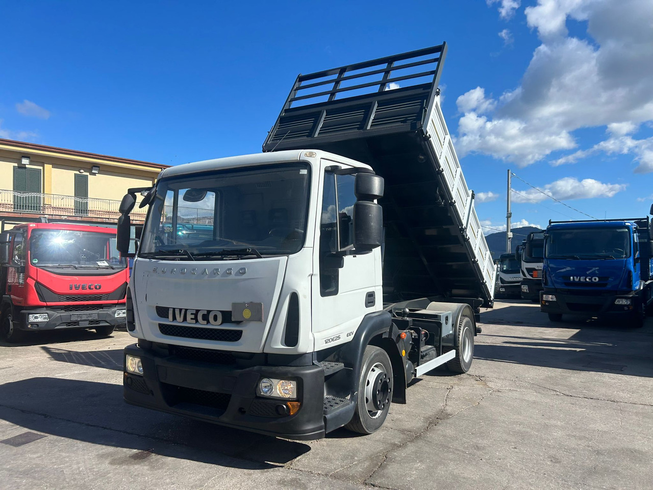 IVECO EUROCARGO 120E25 - Billenőplatós teherautó: 4 kép. IVECO EUROCARGO 120E25 - Billenőplatós teherautó: 4 kép.