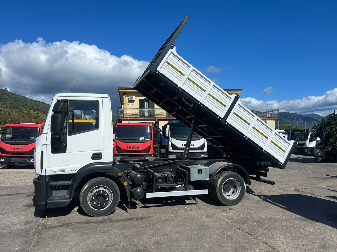 IVECO EUROCARGO 120E25 - Billenőplatós teherautó: 2 kép. IVECO EUROCARGO 120E25 - Billenőplatós teherautó: 2 kép.