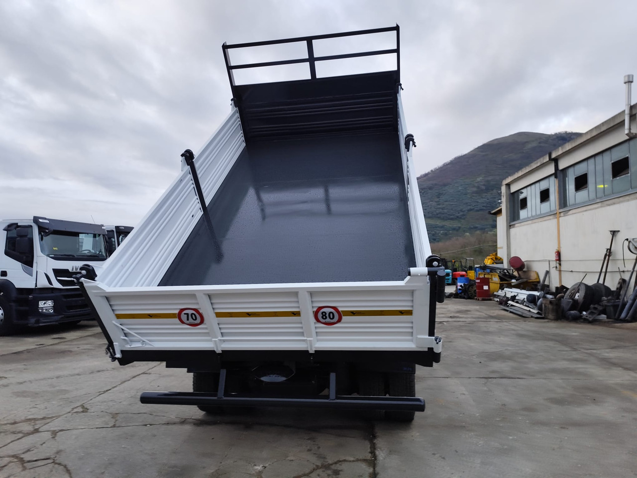 Darus autó, Billenőplatós teherautó IVECO EUROCARGO 120E28P: 13 kép.