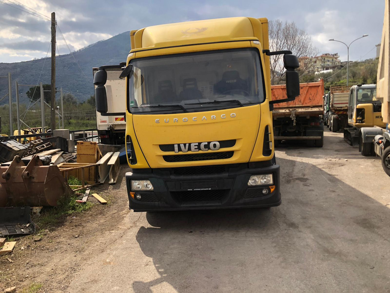 IVECO EUROCARGO 120E28P - Alvaz teherautó: 2 kép. IVECO EUROCARGO 120E28P - Alvaz teherautó: 2 kép.