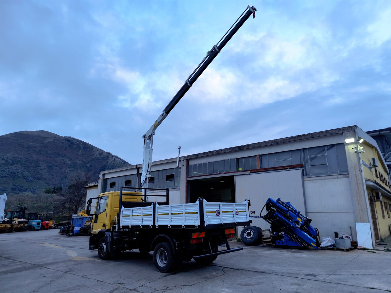 Darus autó, Billenőplatós teherautó IVECO EUROCARGO 120E28P: 21 kép.