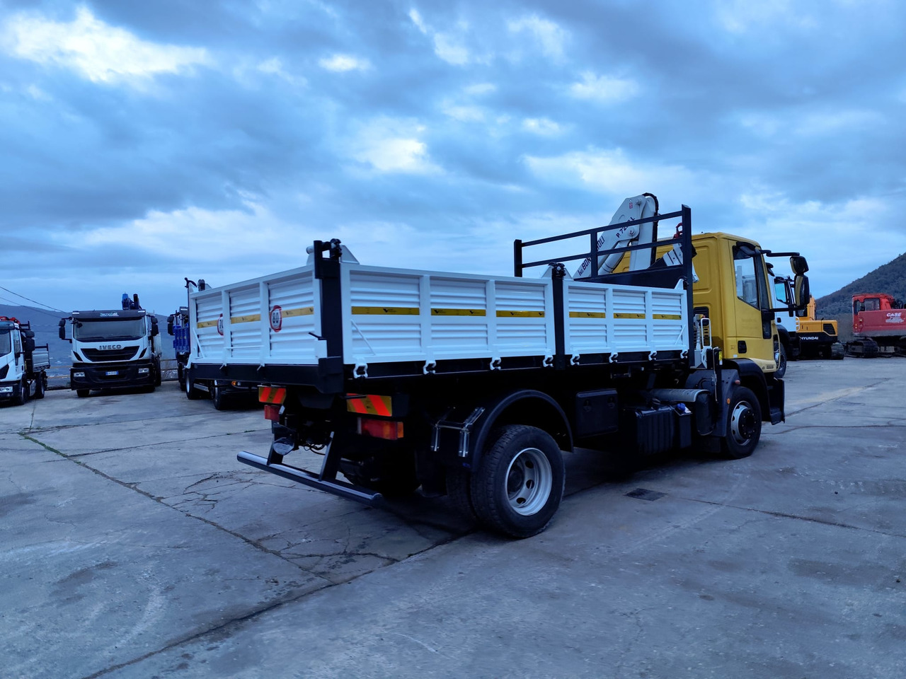 Darus autó, Billenőplatós teherautó IVECO EUROCARGO 120E28P: 42 kép.