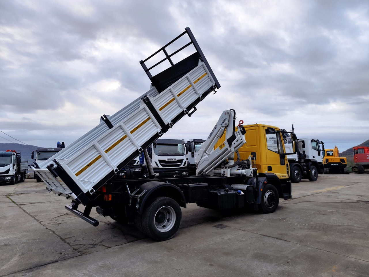 Darus autó, Billenőplatós teherautó IVECO EUROCARGO 120E28P: 12 kép.