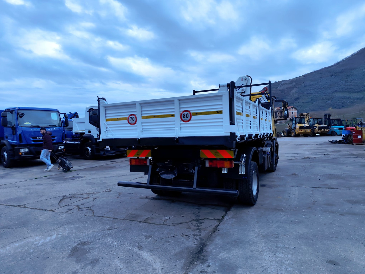 Darus autó, Billenőplatós teherautó IVECO EUROCARGO 120E28P: 39 kép.