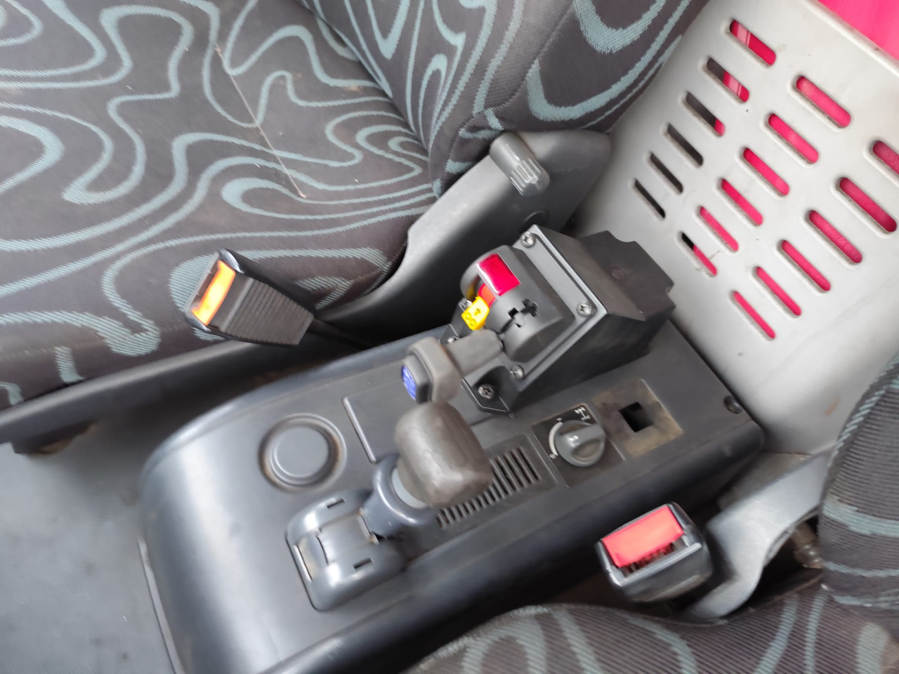 Darus autó, Billenőplatós teherautó IVECO EUROCARGO 120E28P: 6 kép.