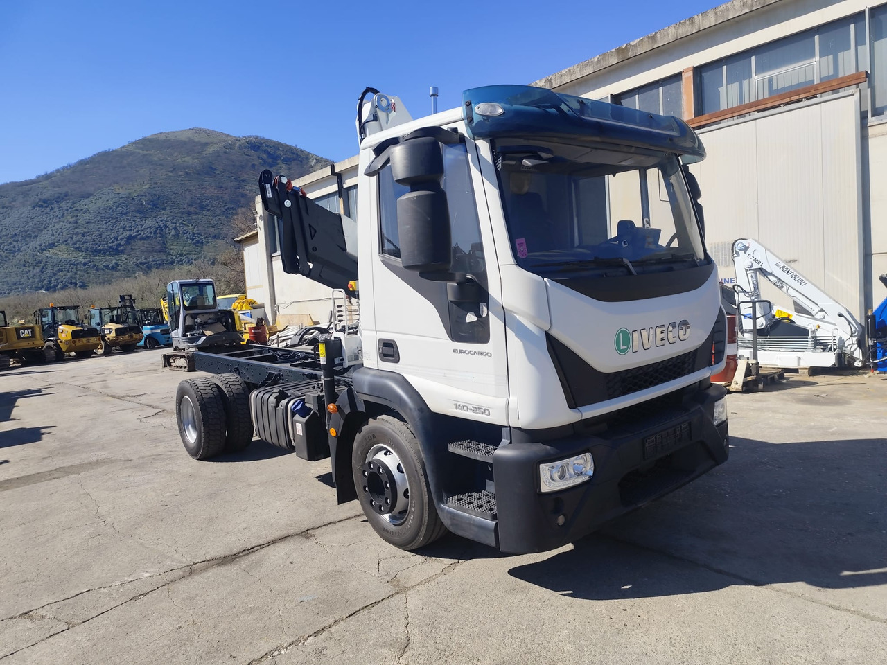 IVECO EUROCARGO 140-250 - Darus autó: 2 kép. IVECO EUROCARGO 140-250 - Darus autó: 2 kép.