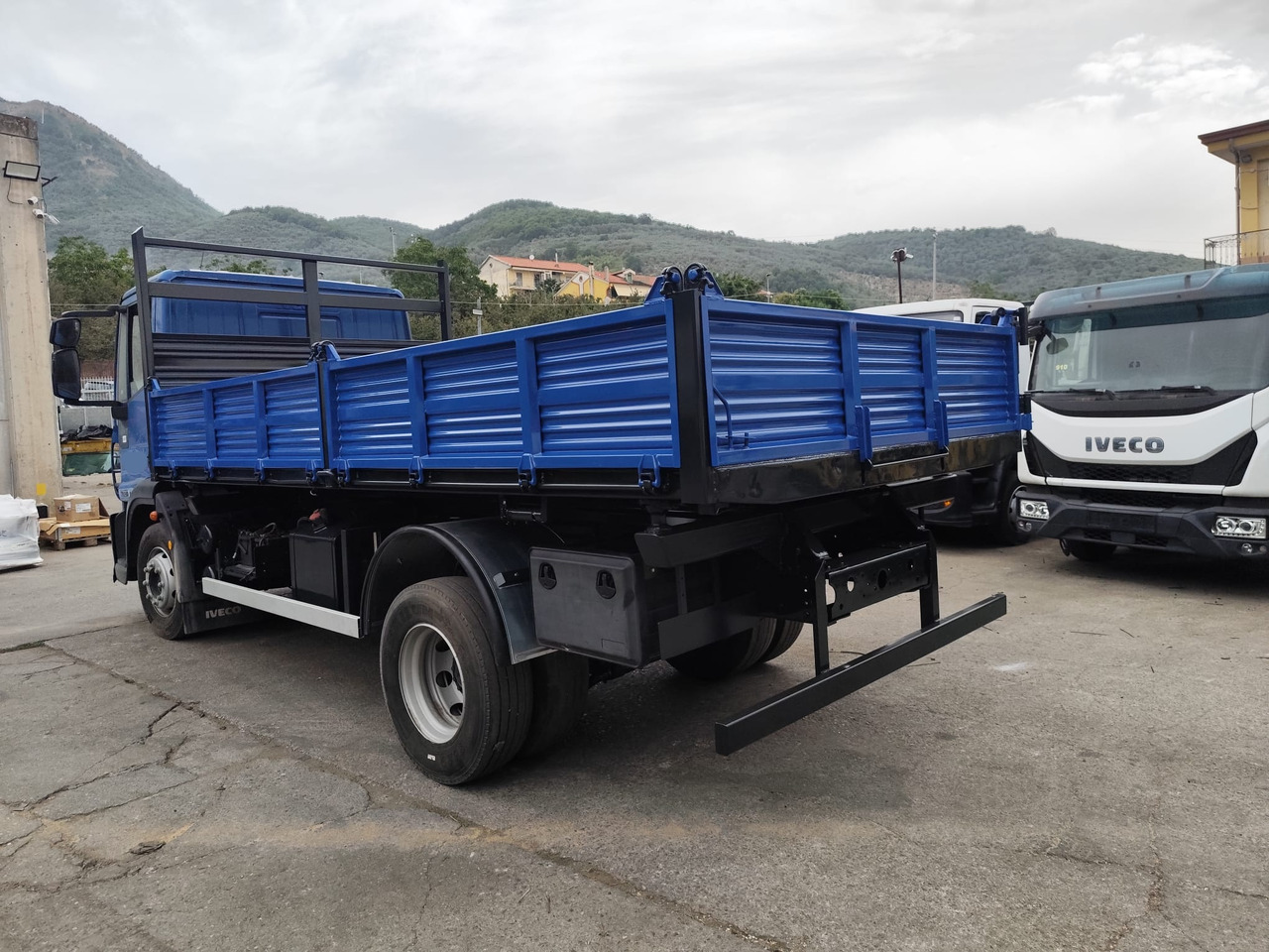 IVECO EUROCARGO 140E25 - Billenőplatós teherautó: 5 kép. IVECO EUROCARGO 140E25 - Billenőplatós teherautó: 5 kép.