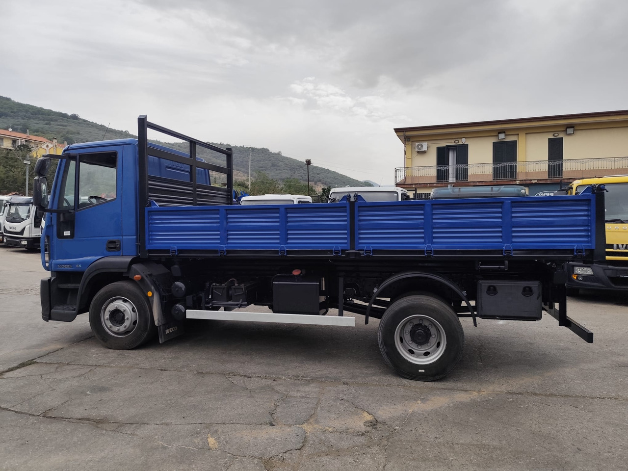 IVECO EUROCARGO 140E25 - Billenőplatós teherautó: 4 kép. IVECO EUROCARGO 140E25 - Billenőplatós teherautó: 4 kép.